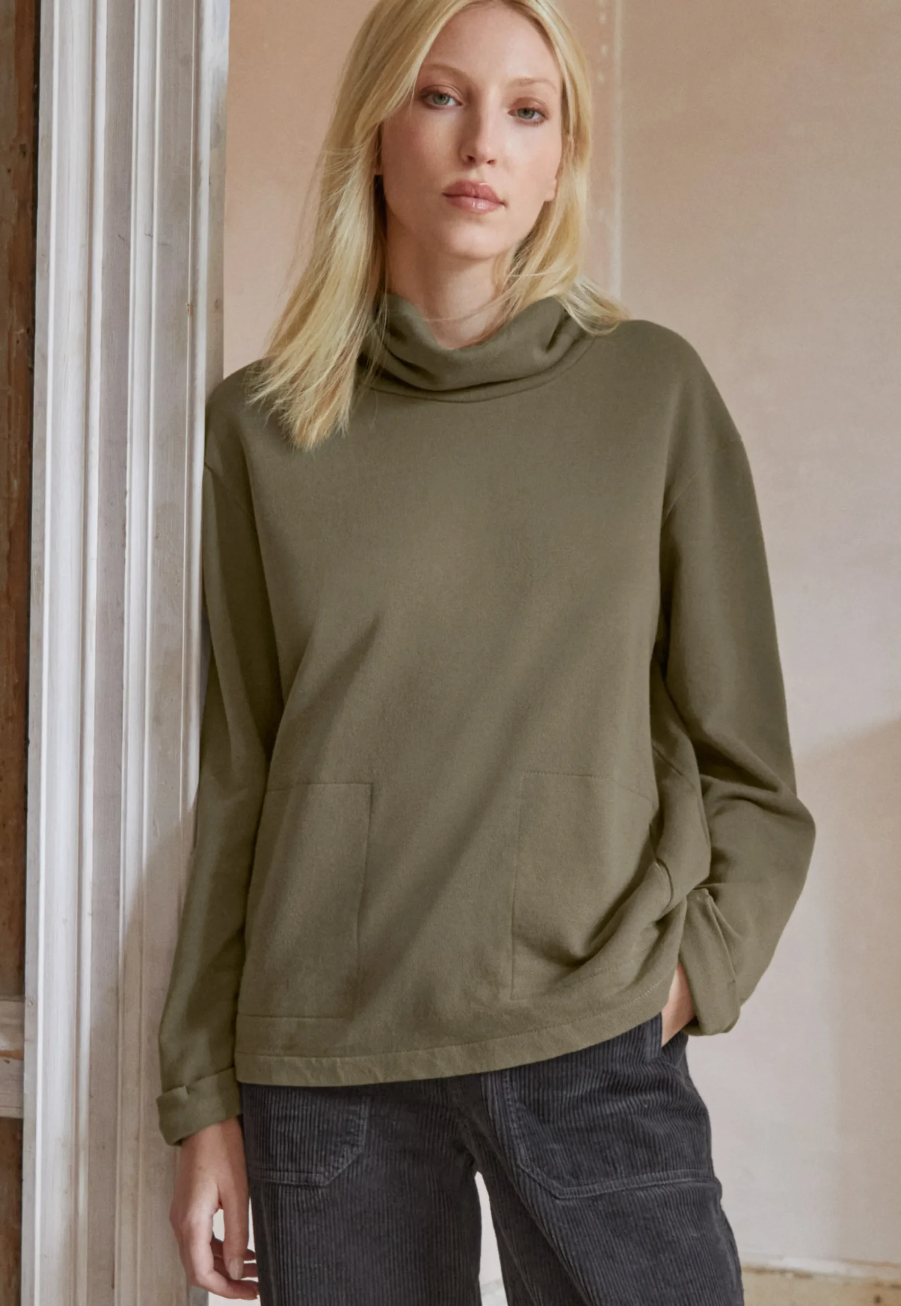 Funnel-Neck Sweatshirt*Wrap London Hot